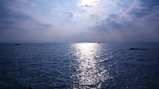 海平面阳光照在海面上，丁达尔效应