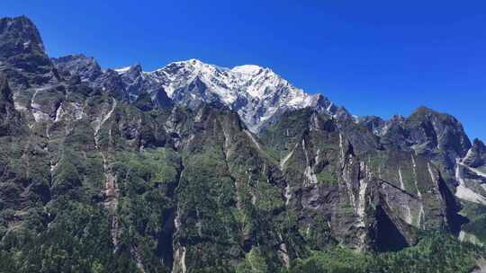 燕子沟航拍四川第二高峰中山峰雪山河谷风光