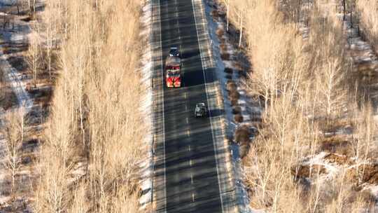 航拍冬天森林公路开车