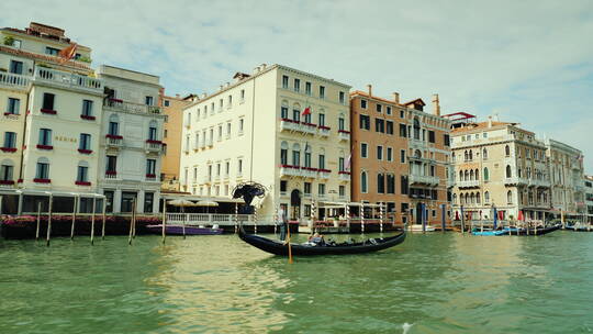 威尼斯大运河上的贡多拉