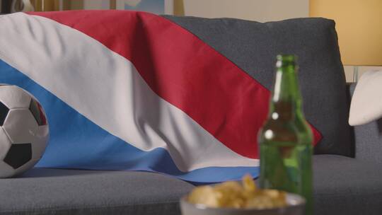 沙发上的荷兰国旗和足球特写
