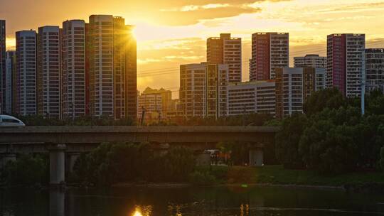 夕阳下高铁动车组穿过城市唯美画面