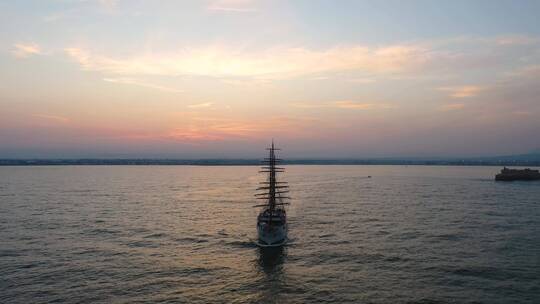 夕阳下在海面上行驶的船只
