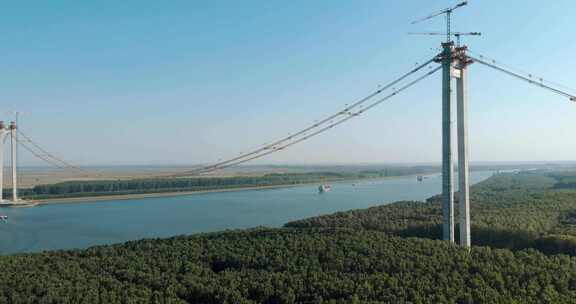 多瑙河上连接Braila和Tulcea的悬索桥施工