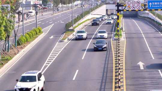 快速路天桥隧道口车流六车道汽车行驶繁忙