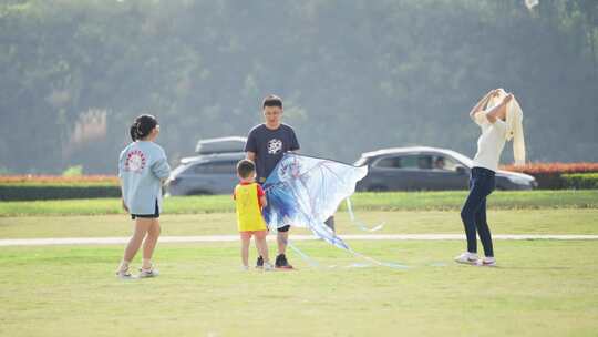 草地草坪小孩一家人放风筝小孩开心的跑视频素材模板下载