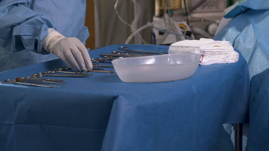 医务人员把手术刀递给外科医生视频素材模板下载