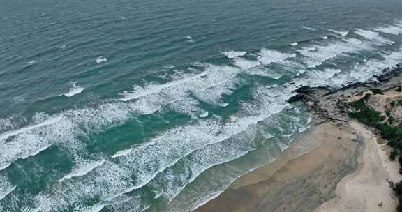 海岸礁石海浪航拍惠州黑排角惠东