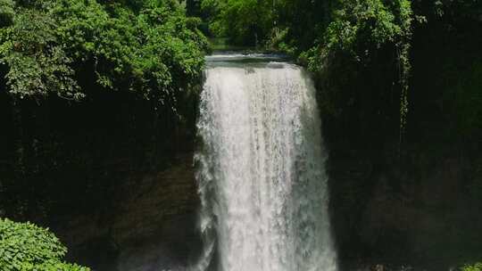 菲律宾南哥打巴托塞布湖的瀑布