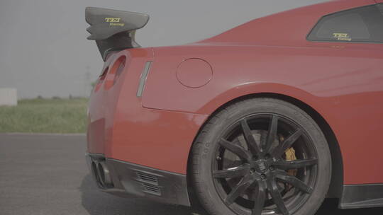 GTR 红色跑车在赛道内跑动 前跟视频素材模板下载