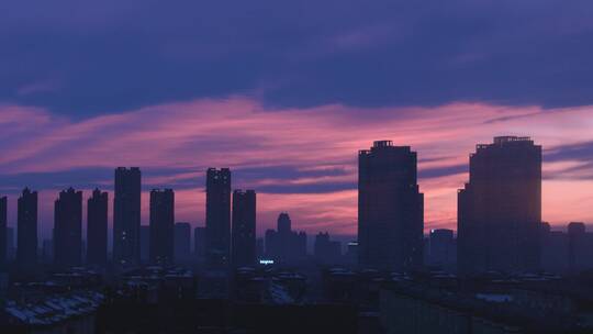 城市高层夜幕降临七彩祥云紫色晚霞视频素材模板下载