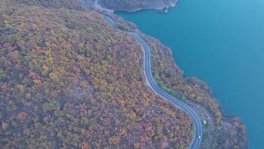 色彩斑斓的山公路与大海相邻