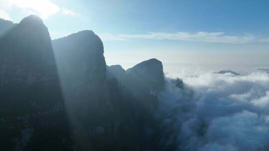 航拍高山云层之上震撼美景广西圣堂山