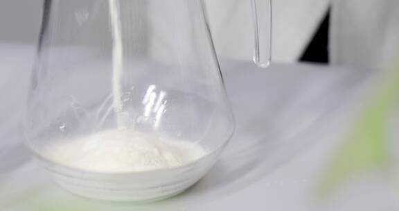 倒鲜奶纯牛奶粉健康家庭乳白醇香 4k高速