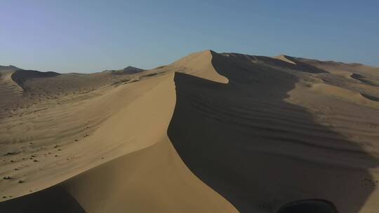 日出时分的甘肃敦煌鸣沙山沙漠