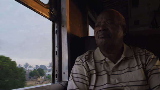 非洲坦桑尼亚火车上欣赏风景的乘客