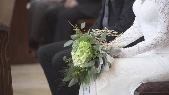 新娘在婚礼上手持花束视频素材模板下载