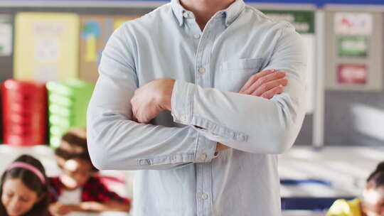 男老师微笑的站在教室里视频素材模板下载