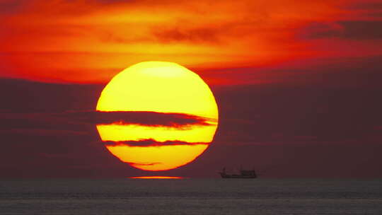 太阳在海平面落下超大特写