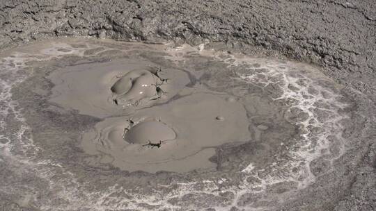 火山中的泥浆冒泡