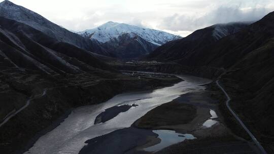 青海玉树三江源国家公园通天河雪山风光