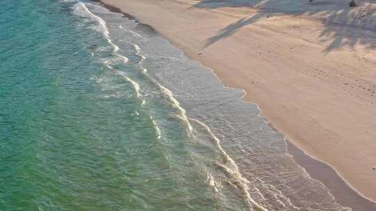 深圳海边沙滩海浪俯视拍前进