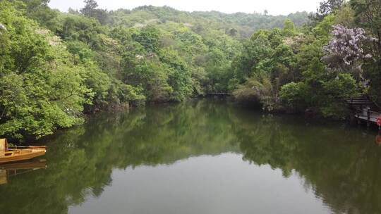 湖面竹筏山林越过见天目湖山