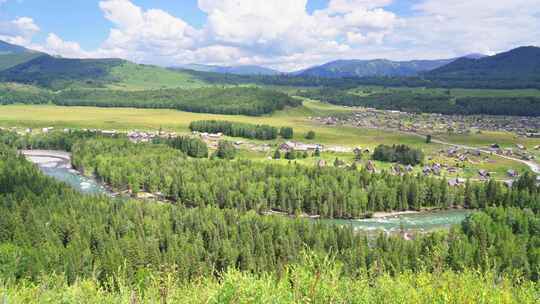 中国新疆北疆阿勒泰禾木村原始村庄夏天风景