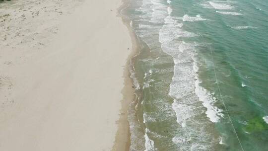 猛烈的海浪拍打在海滩上