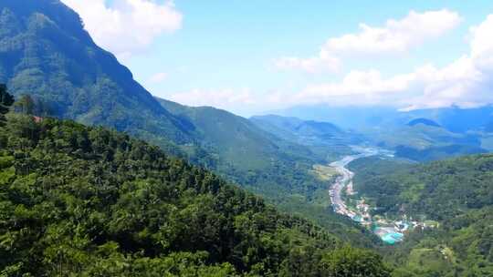 绿意盎然的山林间俯瞰全景