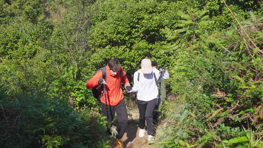 外国男人跟朋友一起徒步登山