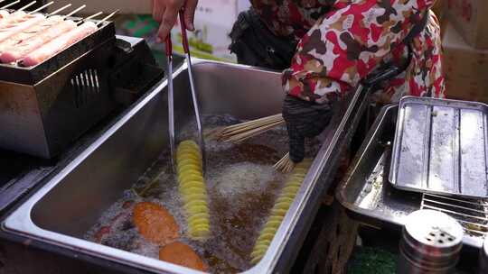 街头小吃摊油炸食物