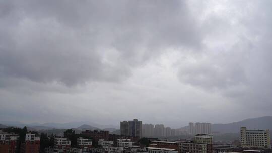 小镇阴天下雨天乌云天空山云雾流动雾气雨后