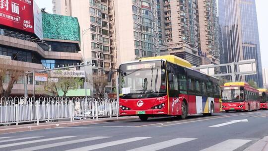 广州公交车行驶在市中心马路上城市交通实拍视频素材模板下载