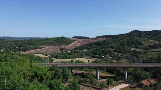 高铁经过乡村山野