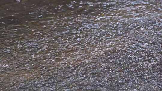 城市马路道路下暴雨倾盆大雨下雨天雨水雨滴