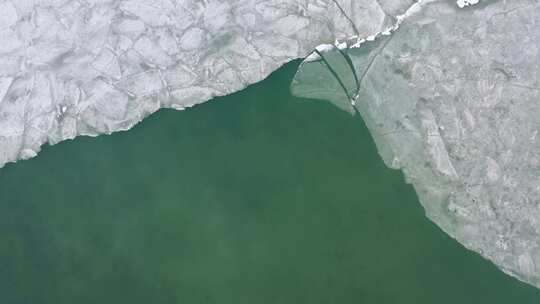 4K航拍冬季青海湖结冰的湖面冰面冰雪消融