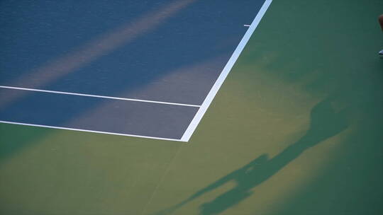 一名网球运动员击球发球