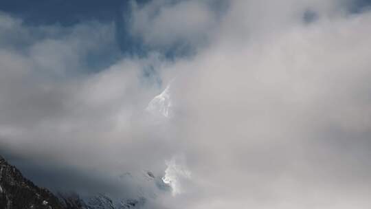 云雾间的雪山 神女峰