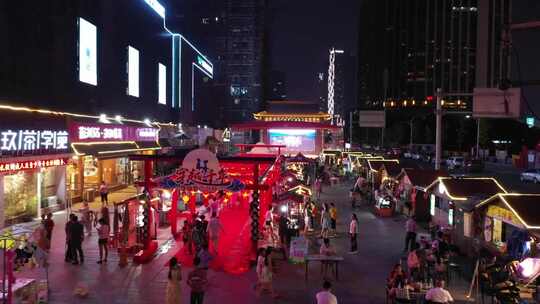 热闹夜市中人群穿梭的夜景