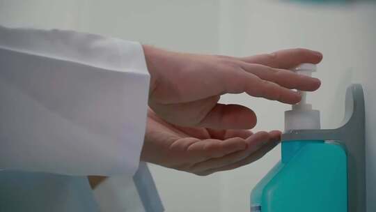 特写医生用消毒液洗手消毒视频素材模板下载
