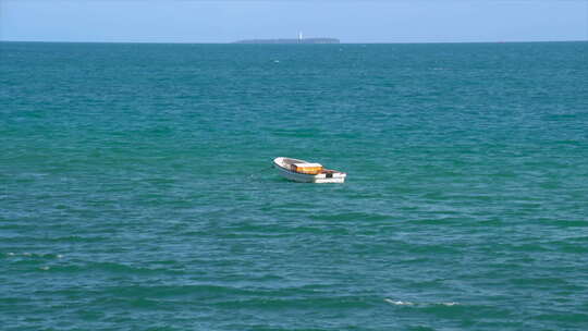 坦桑尼亚桑给巴尔水中的孤独渔船