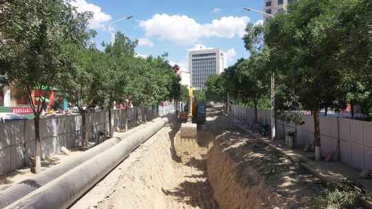 挖掘机在城市开挖管沟