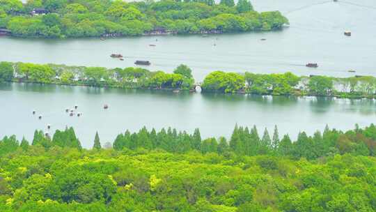 江南杭州西湖苏堤旅游湖面上的观光船