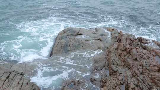 大梅沙礁石风起浪涌