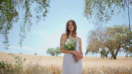 女人，白色连衣裙，鲜花，花束