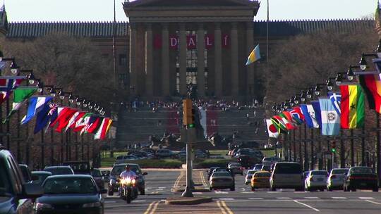 费城艺术博物馆前的交通和旗子视频素材模板下载