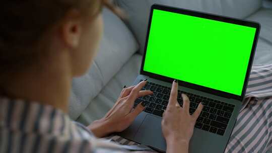 绿屏，笔记本电脑，女人，睡衣