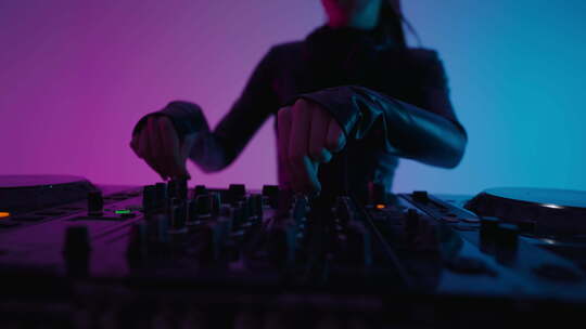 现代DJ混音器的女性DJ旋转手柄现代电子视频素材模板下载