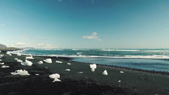 冰岛美丽的黑沙滩和海浪